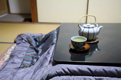 「こたつ」と「エアコン暖房」を8時間つけっぱなしにした場合、どちらの「電気代」が安い？