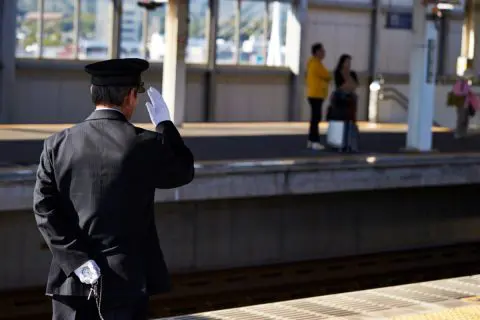 電車運転士の年収は平均よりも高い？「JR東日本」「JR西日本」の年収や初任給も比較！