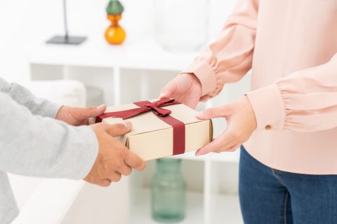 専業主婦ですが、「夫への誕生日プレゼント」をこっそり買いたいです。「10万円」の腕時計は高すぎるでしょうか…？