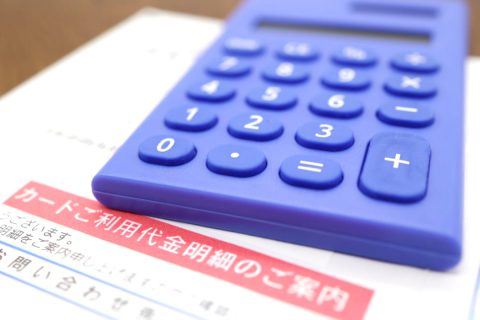 先月亡くなった父の「クレジットカード明細」を確認。契約していたサブスク「1590円」の請求が来てるけど、支払う必要はある？ IDやパスワードが不明でも「解約」できるの？