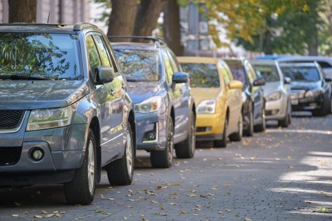 自宅の近くに「路上駐車」が多い大通りがあり、頻繁に「渋滞」が発生しています。なぜ駐車禁止が「取り締まられない」のでしょうか？