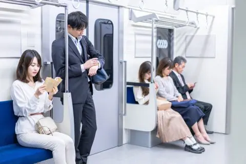 私は満員電車が苦手で毎日「各駅停車」で通勤しています。妻から「時間もかかるし有料着席サービスを使ってもいいよ」と言われました。年間だといくらくらい必要ですか？