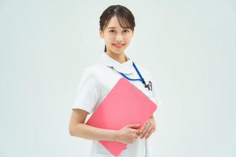 高校生の娘は「看護師」と「助産師」で進路を迷っています。それぞれ「年収」や「学費」がかなり変わりますか？