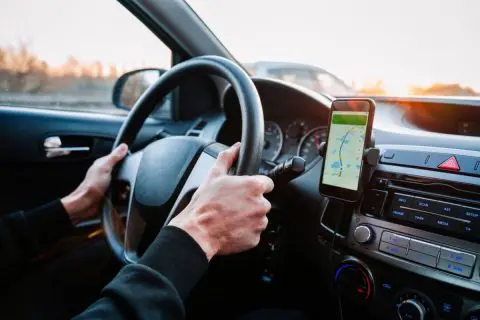 普段、運転時にはGoogleマップを使っていますが、いつも車が通れないような狭い道ばかり案内されてしまいます。やはり、カーナビを取り付けた方がいいのでしょうか？