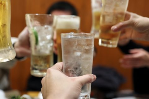 職場の同僚との飲み会では毎回「飲み放題」を選択します。少しでももとを取りたいのですが「飲み会」居酒屋の飲み放題って「何杯目」からがお得なのでしょうか？