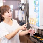 ランチで友人が400円の「ドリンクバー」を注文したら、店員さんに「グループ全員の注文が必要です」と言われた！「回し飲み」するつもりがなくても、全員注文する必要はある？