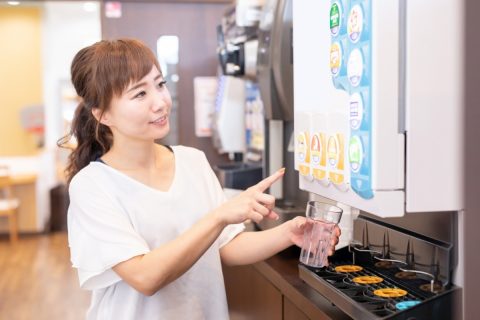 ランチで友人が400円の「ドリンクバー」を注文したら、店員さんに「グループ全員の注文が必要です」と言われた！「回し飲み」するつもりがなくても、全員注文する必要はある？