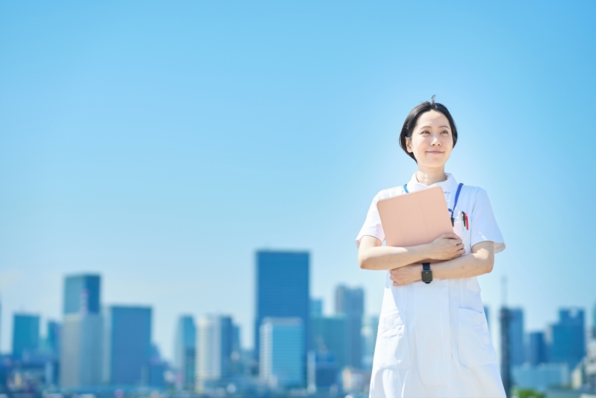 看護学校へ通っていますが「看護師」と同時に「保健師」の資格も取るか迷っています。両方を取得するメリットや年収の違いを教えてください。