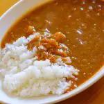 5年前に買った「レトルトカレー」を夕飯に出した妻。「レトルト食品は賞味期限が長いから大丈夫！」と言っていますが、本当でしょうか…？