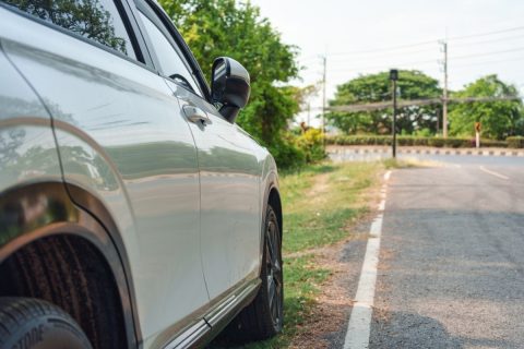 近所の駐車禁止ではないエリアに、3日ほど車が放置されています。この場合違反にはならないのでしょうか？