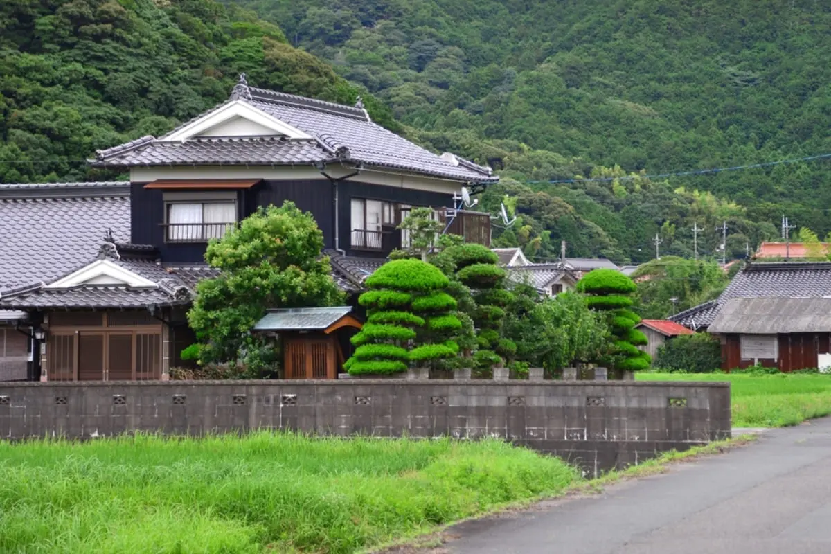 彼氏と私はどちらも在宅ワーカーなので結婚を機に移住を考えています。新婚世帯の支援や補助金が充実した町でおすすめはありますか？