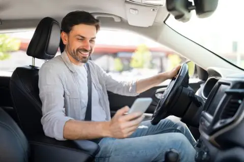 彼氏が運転中「赤信号」になるたび、スマホをチェックします。「停車中は違反にならない」と言っているけど、本当に問題ないの？ 違反になる条件を“危険性”とあわせて解説