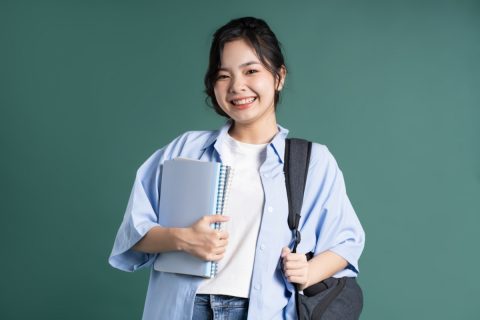 高校2年生の娘がいます。将来、語学を生かした仕事に就きたいと言っているのですが、専門学校と大学、どちらがいいでしょうか？