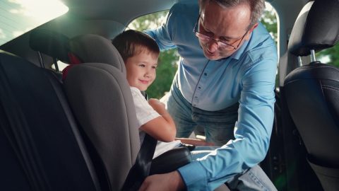 子連れで帰省予定ですが、義母が「チャイルドシート」のない車で駅まで迎えに来るようです。「ゆっくり運転するから」とのことですが、子どもを抱っこしていれば大丈夫でしょうか…？