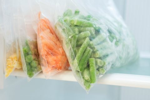 単身赴任中だけど、自炊をして食費を「3万円」に抑えたい！ 妻に「冷凍野菜のほうがコスパがいい」と言われましたが、栄養が少ないのではないでしょうか…？