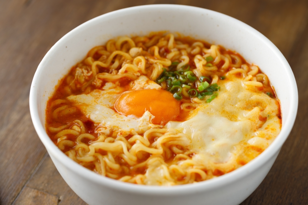 節約のために一人のときのお昼は「インスタントラーメン」で済ませています。野菜や卵をプラスしているので、栄養バランスは問題ないですよね？