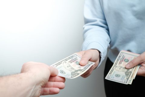 義実家への帰省は“タダ”じゃない!?ママ友は「2万円」包んでいるそうですが、これって常識なの？