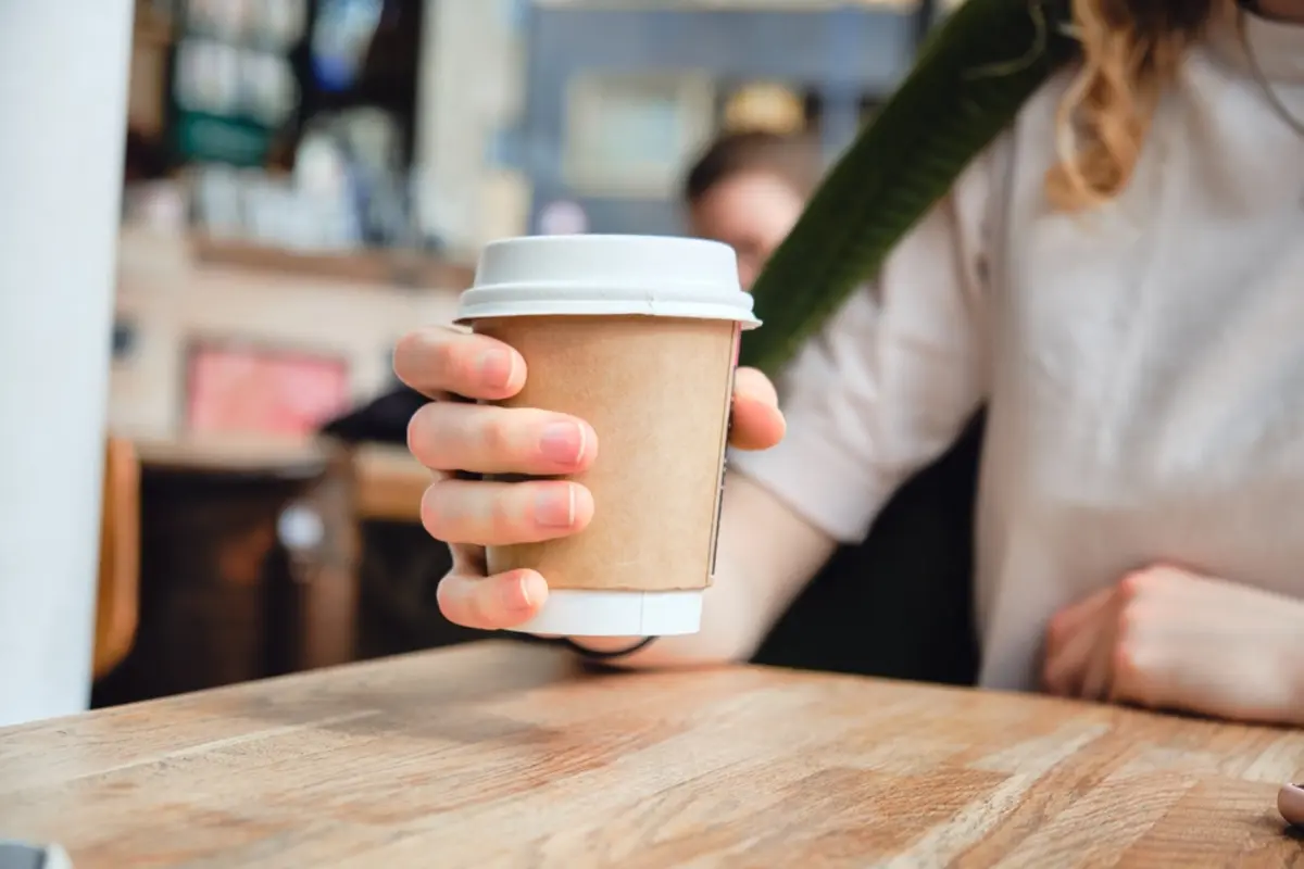 私の上司は毎朝「スタバ」のコーヒーを飲んでいます。「マック」や「コンビニ」のコーヒーしか飲めない新卒の私と比較し、年間いくら出費している計算になりますか？