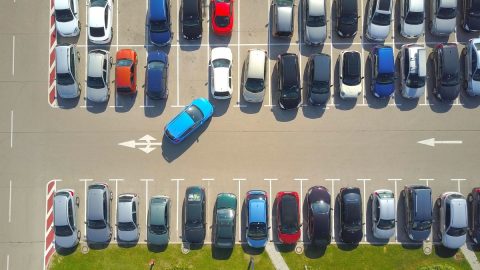 「道の駅」や高速道路の「SA・PA」で車中泊している車をよく見かけます。「罰金・罰則」はないのでしょうか？