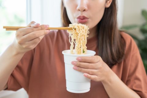 アメリカ旅行に行っても「日本のカップ麺」ばかり食べる友人にビックリしました。5泊7日で考えると「食費」はかなり節約できるのでしょうか？