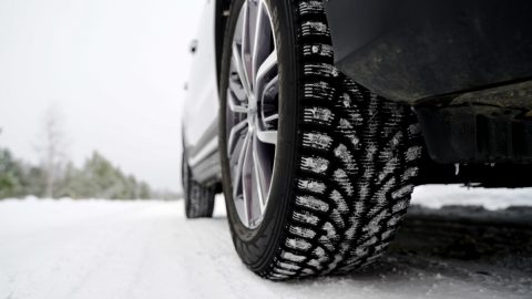 雪の降らない地域でも冬はスタッドレスタイヤに履き替えたほうがよいのでしょうか？ 都内に住んでいるのであまり必要性を感じません。