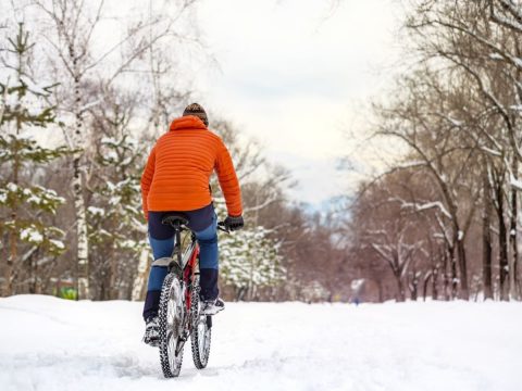 雪道を自転車で走る祖父…「慣れているから問題ない」というのですが、安全面や法律的には問題ないのでしょうか？