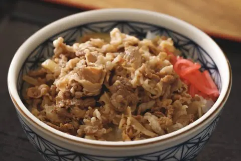 大学生の息子は週に4日、バイト先の賄いで「牛丼」ばかりを食べて帰ります。「社割で安い」と言うのですが、「栄養面」で心配しています…