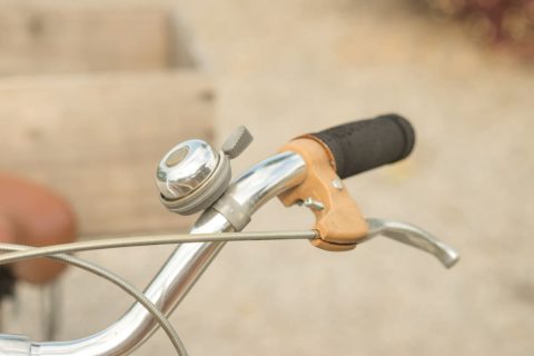 歩道を歩いていたら、後ろから「ベル」を鳴らした自転車が…！「道の端」を歩いていたのに、鳴らす必要はあったのでしょうか？