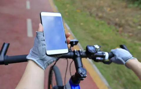 上京したての娘が、スマホで地図を見ながら自転車を走行していたら注意されたそうです…「罰則」や「罰金」はあるのでしょうか？