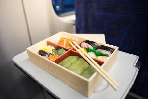 新幹線の通路側の席で「駅弁」を食べていたら、次の駅で乗車してきた隣の人が「怪訝な顔」をしていました…何がいけなかったのでしょうか？