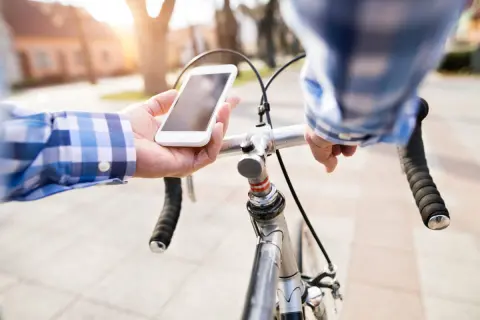 11月から自転車の「ながらスマホ」の罰則が強化！ 最大で「罰金10万円」になるって本当ですか？ その他の「危険運転」についても解説