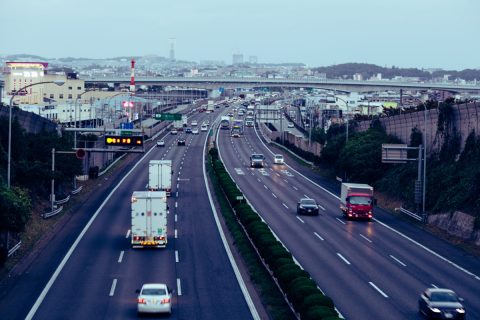 「高速道路」の「追い越し車線」を「走り続ける」とどうなる？ 最悪の場合、どのような「ペナルティ」が課されるの？