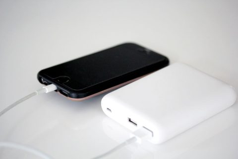 「iPhone 13」のバッテリーが持たなくなってきたため「モバイルバッテリー」を購入しました。余裕を見て「1万mAh」のものを買ったのですが、2回しか充電できません！「初期不良」でしょうか…?