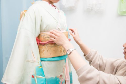 お金に余裕がないのですが、娘が来年の「成人式」には振り袖を着たいらしいです。「レンタルで10万円」と言われましたが、相場価格なのでしょうか？