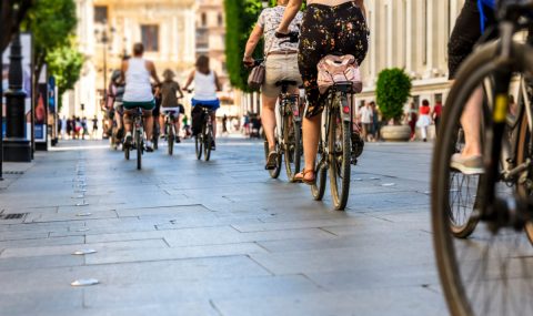 子どもと歩道を歩いていたら、後ろから来た「自転車」とぶつかりそうに…！車道を走るのがマナーではないの？