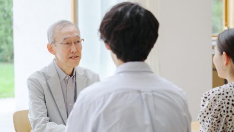 帰省したタイミングで親から「貯金が200万円しかない」と相談されました。あとは「月15万円」の年金でやり過ごすそうですが、生活していけるのでしょうか…？