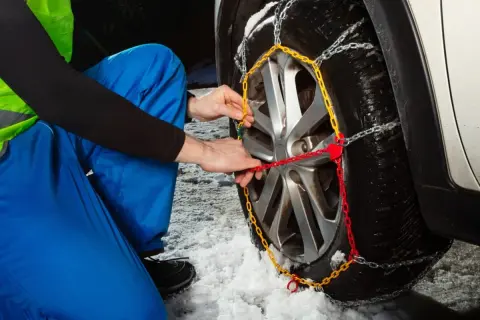 週末に東京から「伊豆」へドライブに行きます。親に「タイヤチェーンを持っていきなさい」と言われましたが、天気予報が晴れなら不要ですよね？ ノーマルタイヤは危険でしょうか？