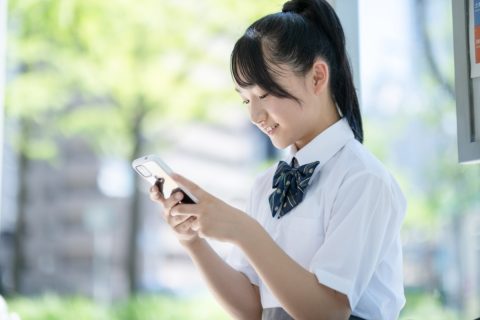 中学生の娘に「iPhoneを買ってほしい」とせがまれます。今は「キッズ携帯」ですが、中学生にiPhoneは高過ぎるでしょうか…？