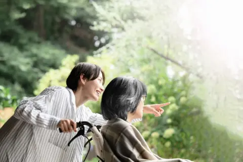 持ち家があるので妻にはわたしの親と同居してもらい、将来は介護をしてほしいです。妻は「施設に預けたい」の一点張りですが、施設ってかなり高いですよね？