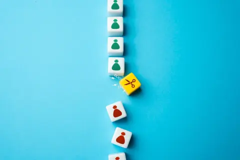 春から支店に異動となるのですが、給与が「3万円」も下がります…業務内容はほぼ変わらないのになぜでしょうか？