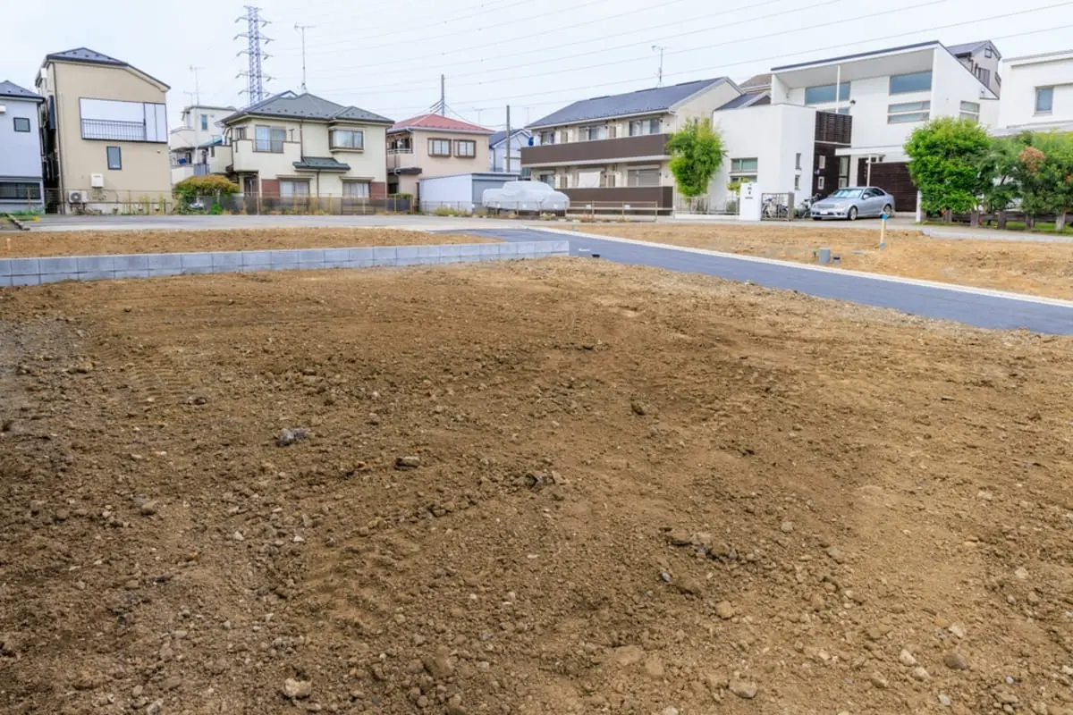 父が亡くなり、自分が「実家の土地」を相続！ 先日兄から「相続登記は済ませたか」と聞かれましたが、司法書士に頼むと10万円もかかるし、期限もないなら放っておいて大丈夫ですよね？