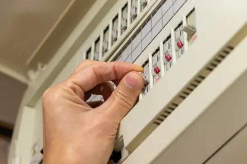 母が施設に入所して「実家が留守」になりました。ブレーカーを落とし、ガスや水道の元栓を閉めた場合、料金は発生するのでしょうか？