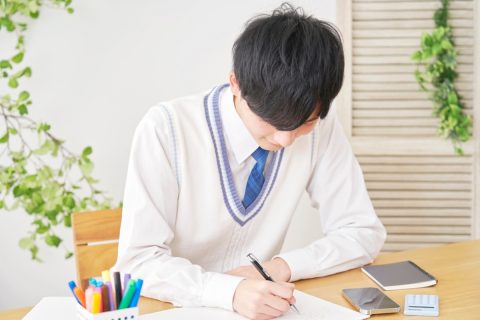 親である私は「教育ローン」を利用し、息子には「奨学金」を借りてもらうか検討しています。そもそも2つも教育資金を借りられるのでしょうか？