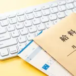 実家帰省の際に「大手企業」勤務の長男と“年収”を比較される次男で「公務員」の夫…年収はそれほど違うのでしょうか？