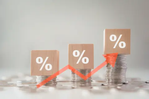 日銀が0.5%へ利上げ決定！「第二種奨学金（有利子）」を借りているのですが、どんな影響が予想されますか？