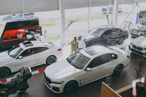 車が必要なときはカーシェアを利用しています。半年後に子どもが生まれる予定なのですが、子どもが生まれたら車を購入したほうがいいですか？