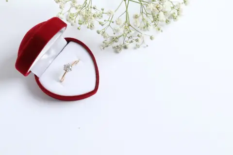 結婚指輪は「実店舗」で購入すべき？ 彼女に「ネットで買うと安い」と言われたけど、実店舗で買うのが当たり前じゃないのでしょうか？ ネット購入のメリット・デメリットも解説