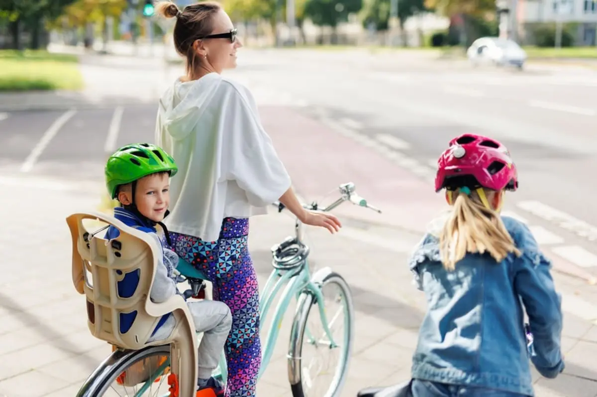 小さい子どもをおんぶして自転車に乗ったら「罰則があるんじゃない？」と指摘されました。本当に罰則の対象になるのですか？