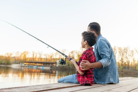 地方の川で釣りをしようとしたら「遊漁券」はあるのかと尋ねられました。お金もかかるようなのですが、なぜなのでしょうか？