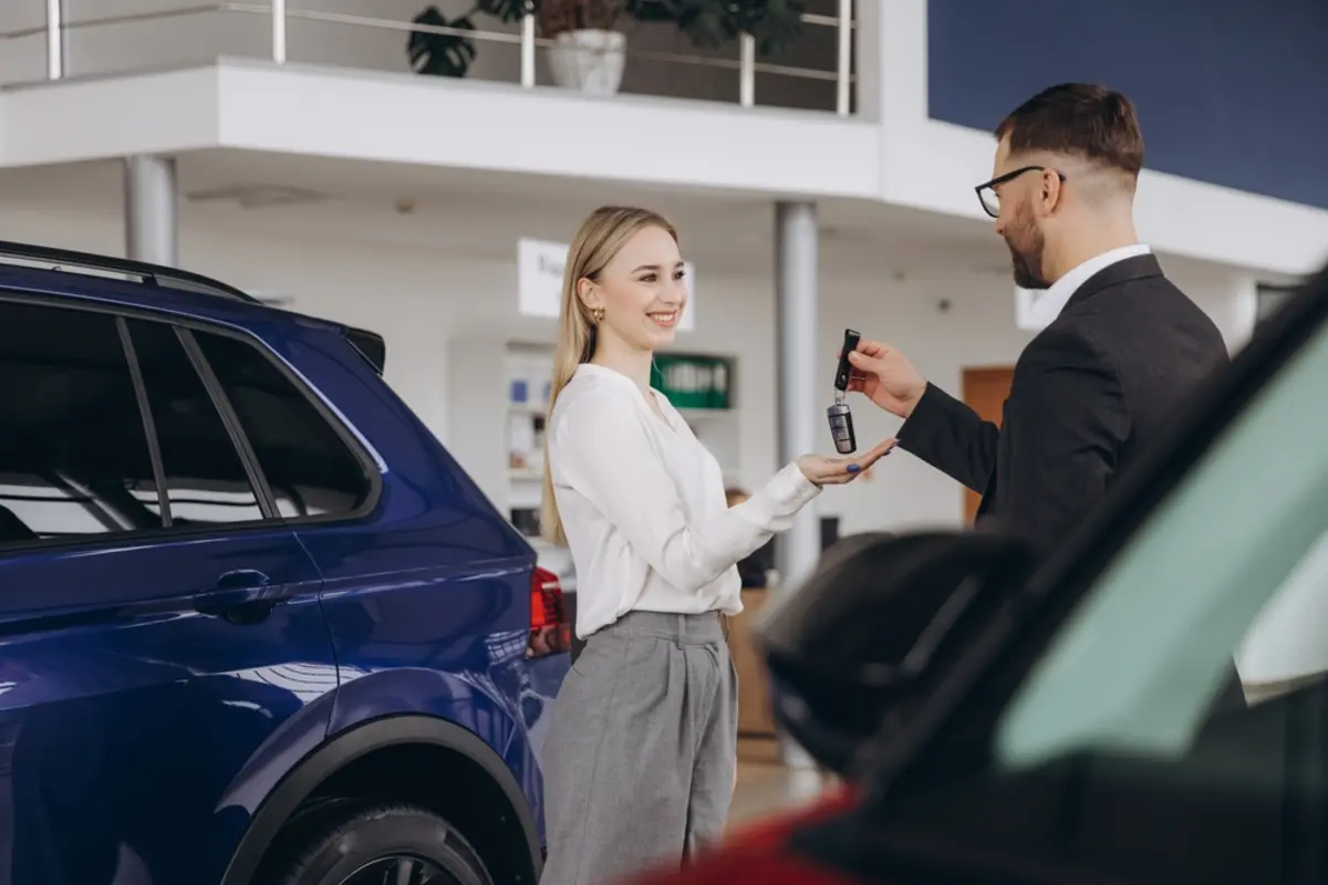 上司の愛車は「右ハンドル」のベンツ。同じ型の「左ハンドル」より値段は安いのでしょうか？